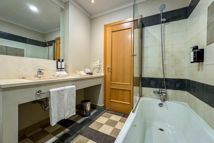 AZZ Hoteles | Seville | 3