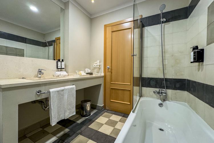 AZZ Hoteles | Seville | 3